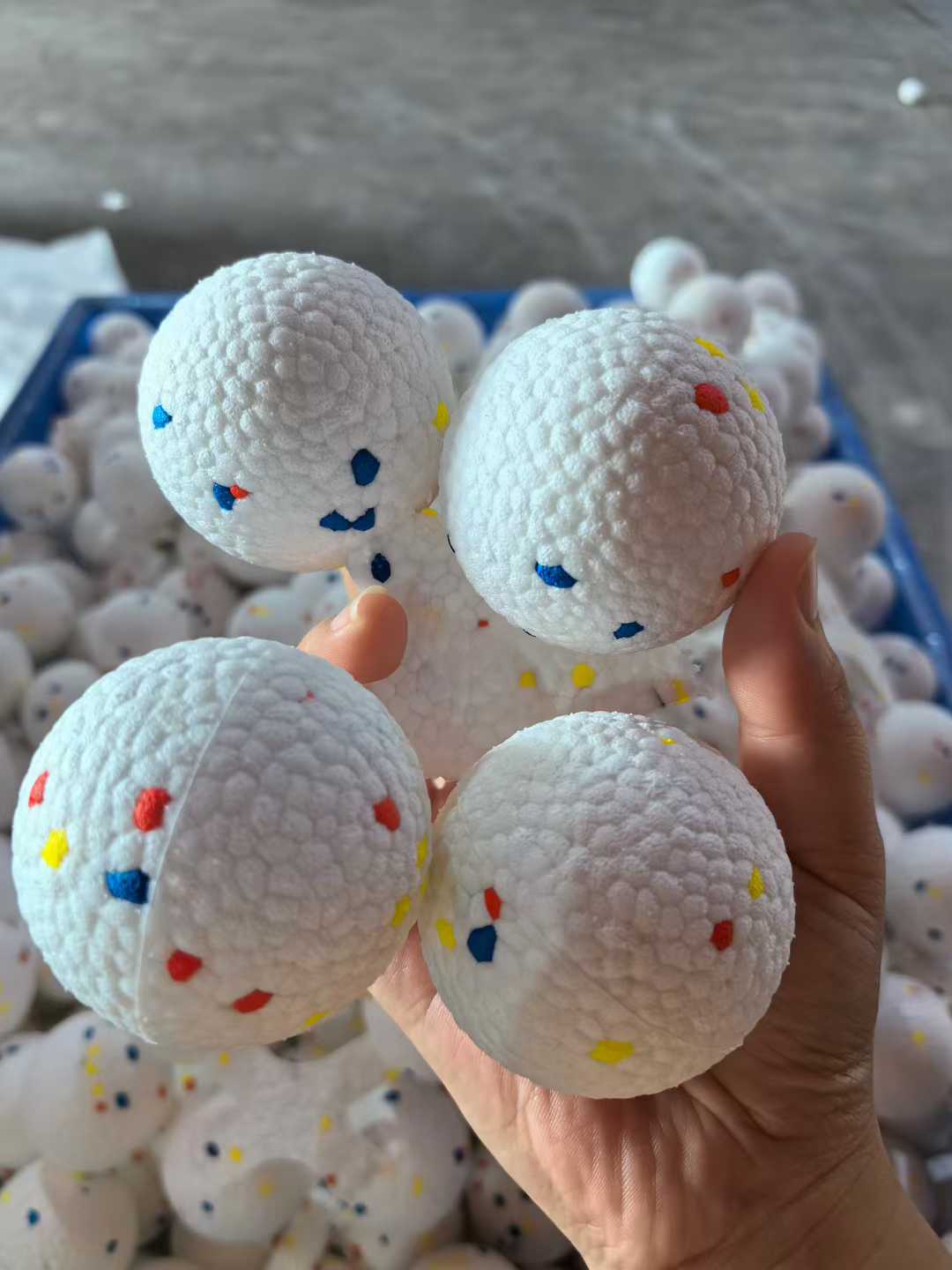 什么材料能彈起硬幣、耐狗啃、還讓跑鞋壽命翻倍？